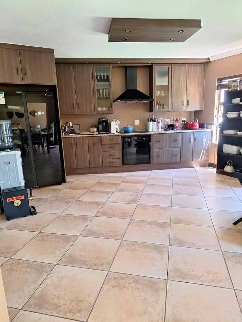 To Let 4 Bedroom Property for Rent in Melodie North West